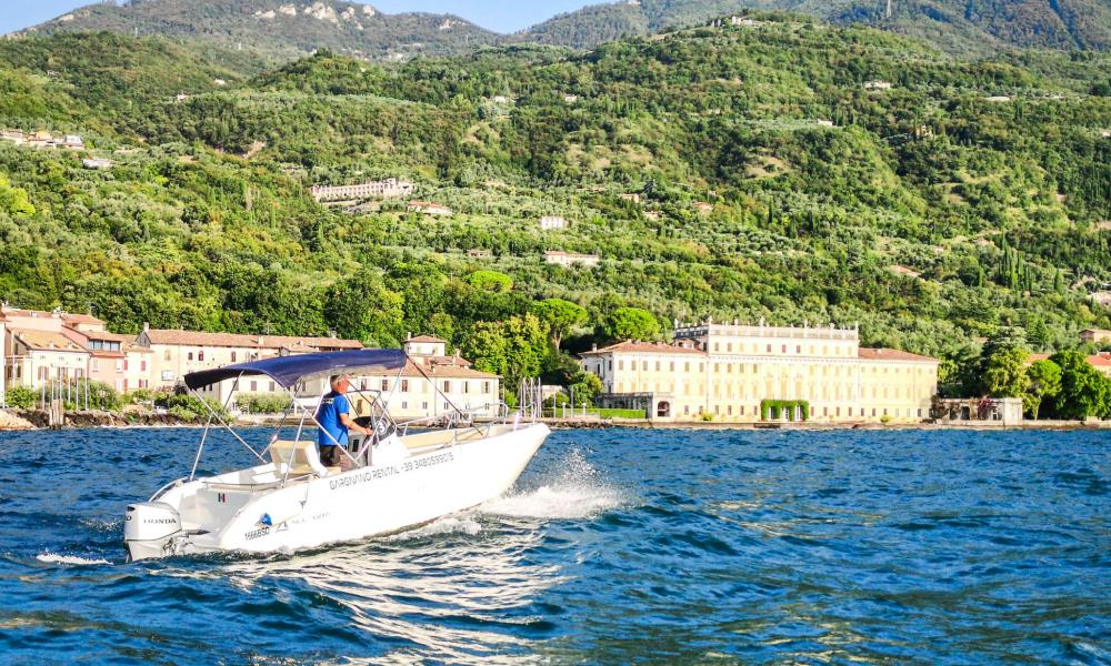 Motoscafo noleggio lago garda